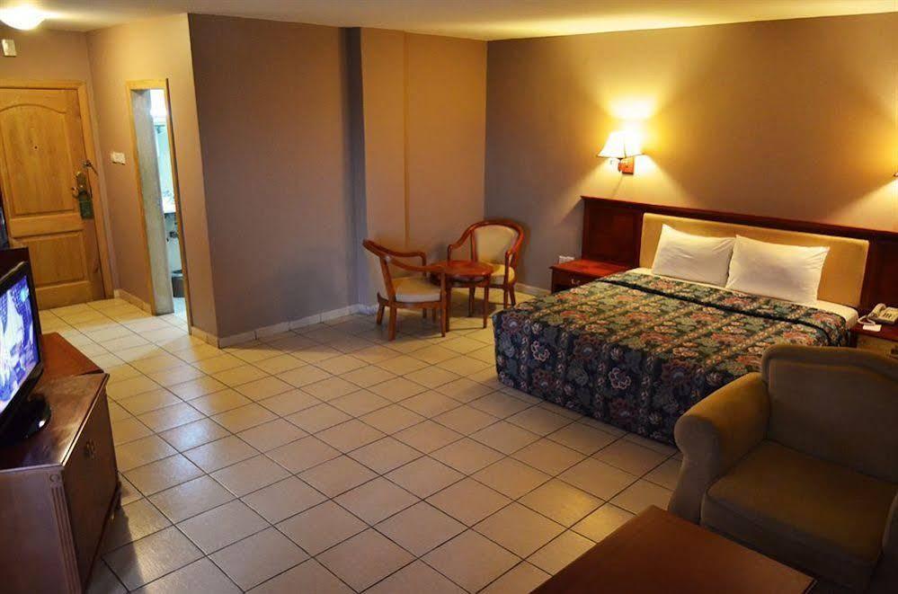 Mensvic Grand Hotel Акра Екстериор снимка
